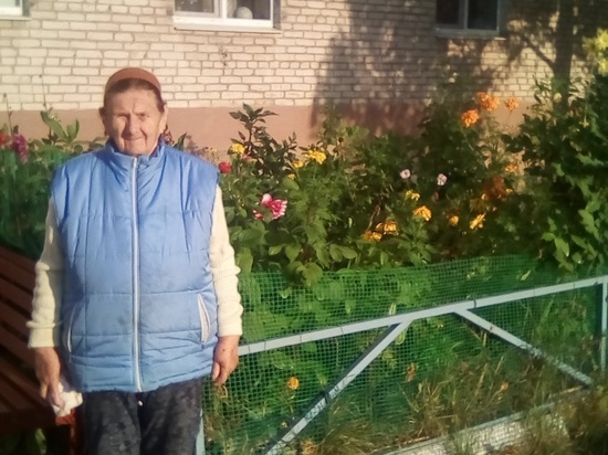99-летняя жительница Алексина в одиночку превратила общий двор в сад