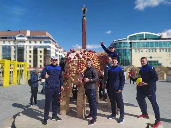 Гандболисты "Виктора" помогли "одеть" слона в Ставрополе