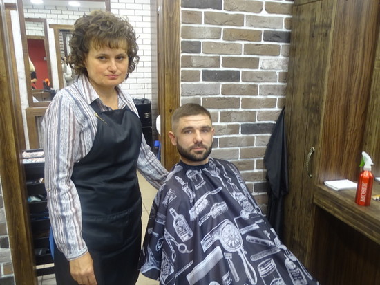 Из парикмахера в барберы - предпенсионерка из Заринска освоила новую профессию