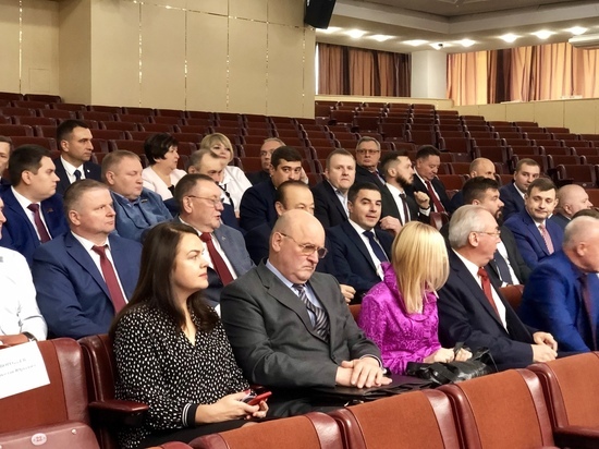 Тульские депутаты получают удостоверения из рук Павла Веселова