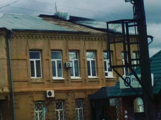 В Оренбургской области ветер сносит крыши и прилавки