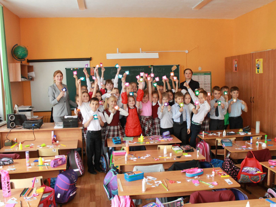 В Оренбурге школьники делают светоотражающие брелки
