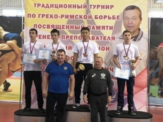 Пуровские борцы в турнире памяти Николая Подколзина завоевали 17 медалей
