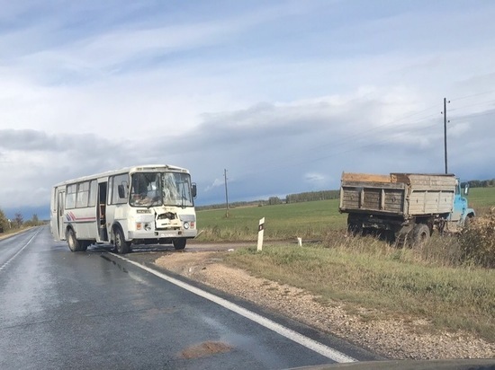 Под Касимовом автобус столкнулся с грузовиком