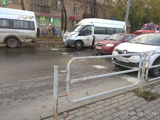 В аварии с участием маршруток в Челябинске пострадали 11 человек