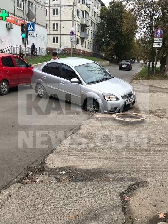 Несмотря на обещания властей машины в Калуге вновь уходят под землю