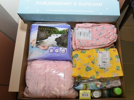 Дети, родившиеся в июле, получат положенные «коробки с приданым» только сейчас