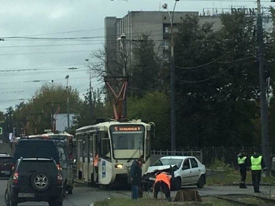 У онкологической больницы в Ярославле автомобиль въехал под трамвай