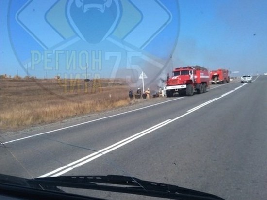 Тонна сена в прицепе сгорела на дороге в Забайкалье