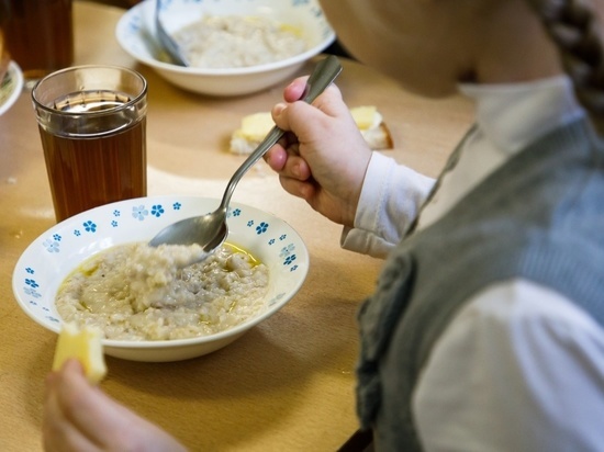 В одной из школ Савинского района детей некому кормить