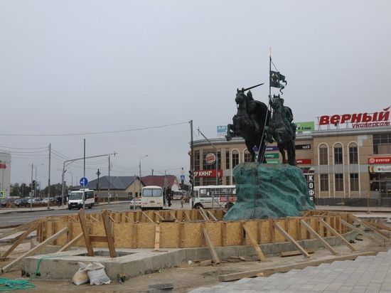 Глава Серпухова проверила ход благоустроительных работ на Привокзальной площади