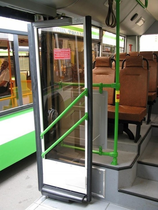 Вход выход в автобусе. Поручни автобус двери ЛИАЗ. Двери автобуса ЛИАЗ. ЛИАЗ 5256 турникеты в средней двери. Автобус с открывающимися дверями.
