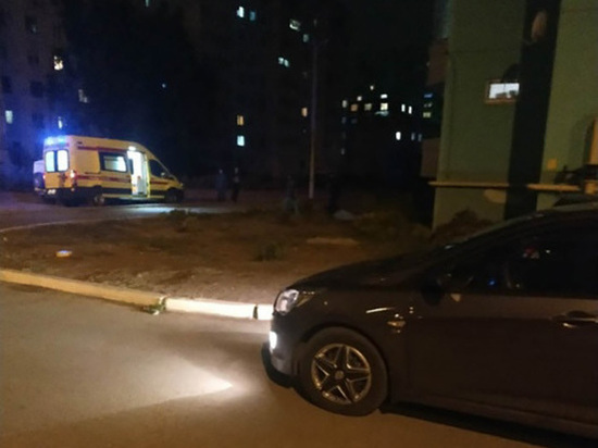 В Астрахани из окна многоэтажки выпала раздетая 23-летняя девушка