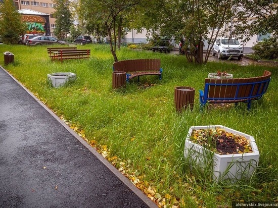 В центре Екатеринбурга скамейки и урны поставили на газоне за бюджетные деньги