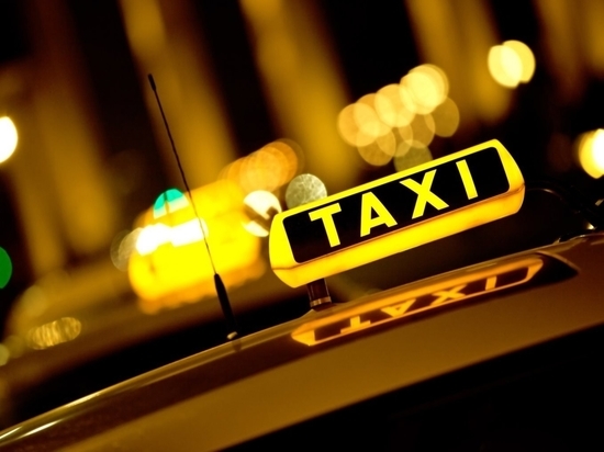 Оренбургский таксист забрал себе кошелек, забытый клиентом