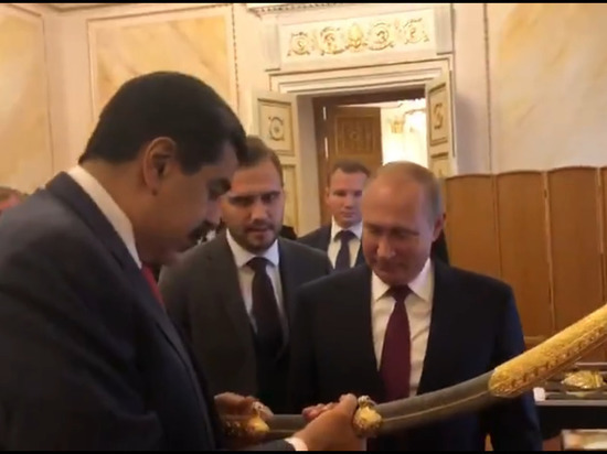Мадуро подарил Путину копию сабли Боливара