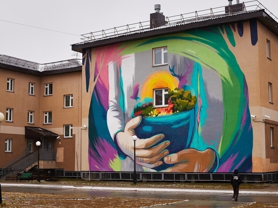 Минская художница расписала стену школы-интерната в Тазовском