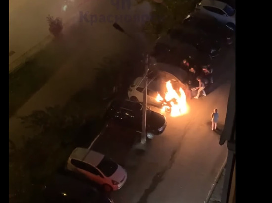 В Северном загорелась машина на парковке