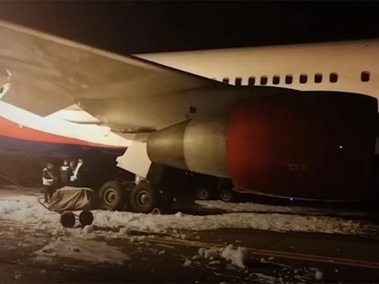 В Барнауле во время жесткой посадки самолета пострадали 49 человек