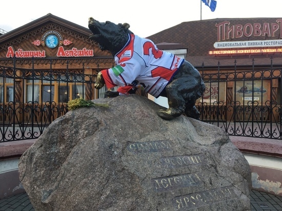 В Ярославле символ города нарядили в хоккейную куртку