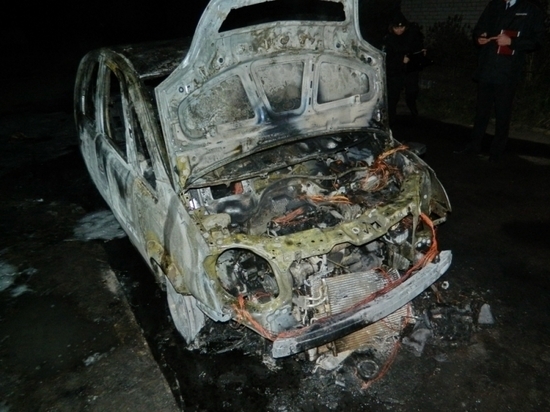 В Красном Бору под Смоленском ночью горели сразу три автомобиля