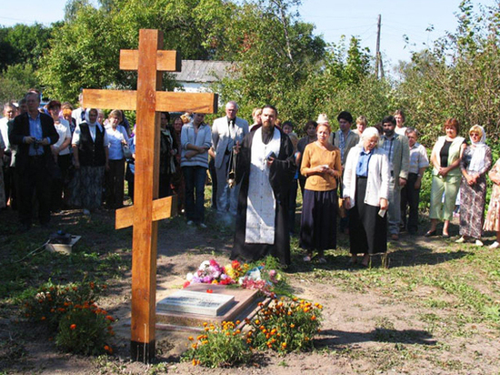Он был похоронен на церковном кладбище в селе Моногарове в Подмосковье