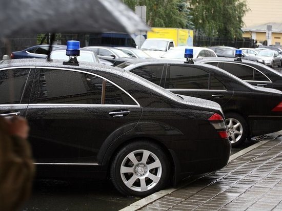 На месячную аренду машин для донских чиновников выделят почти 30 млн рублей