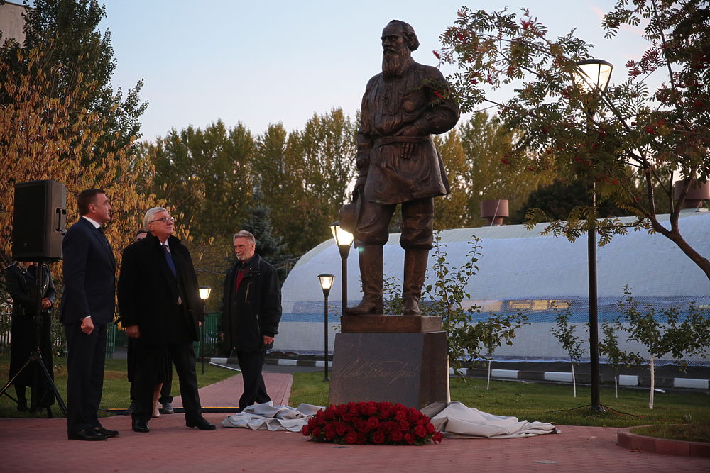В МГИМО установили памятник Льву Толстому: кадры литературного праздника