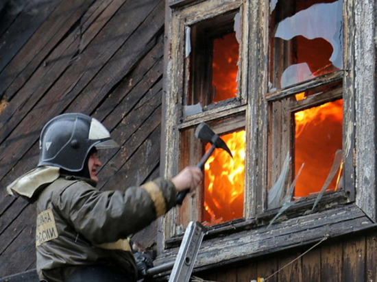 В Красноселькупе пожарные эвакуировали детей из горящего дома