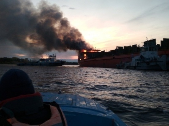 Петербургский сухогруз сгорел посреди Волги