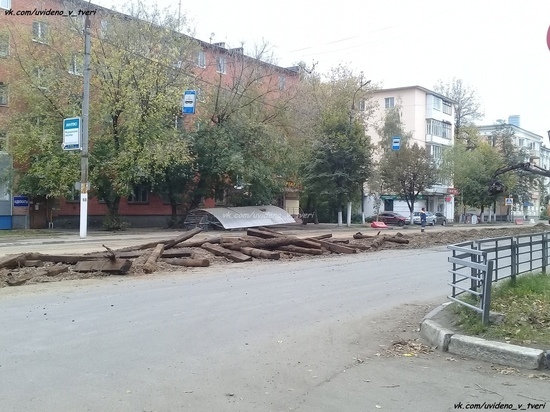 В Твери на площади Мира вынули шпалы и сложили остановку