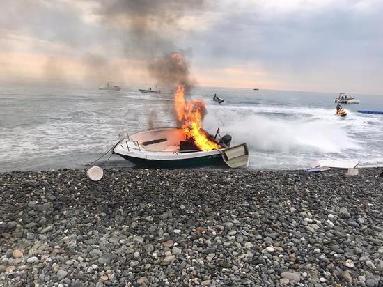 В Сочи у причала на пляже сгорел прогулочный катер