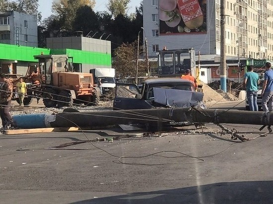 В Брянске возбудили дело по факту падения столба на машину