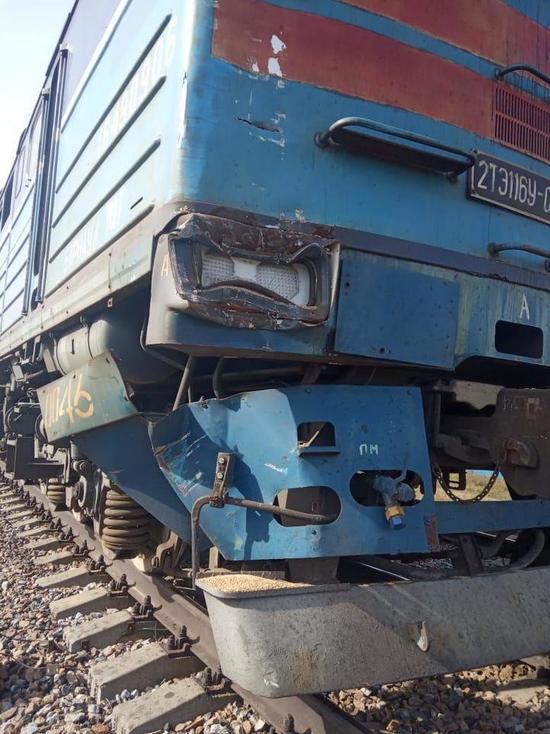 Поезд протаранил грузовик с зерном на ж/д переезде на Алтае