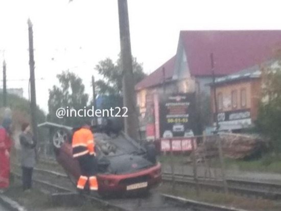 Иномарка улетела на трамвайные пути в Барнауле