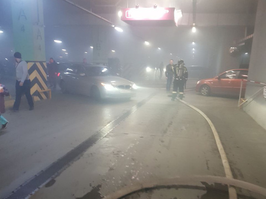 На подземной парковке в ТРК «Алмаз» загорелся джип – людей срочно эвакуируют