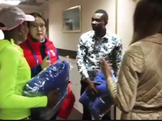 В Улан-Удэ замерзшим боксанам из Африки дали на время куртки бурятской сборной