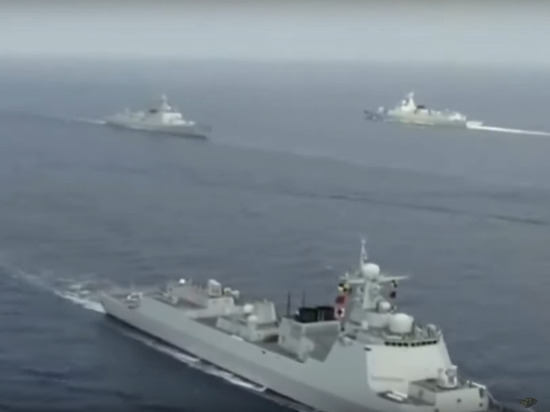 Китайский флот окружил американский авианосец