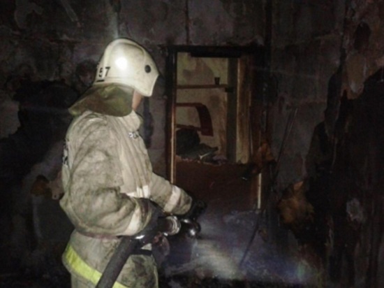 Ночью в Салехарде подожгли жилой дом: 20 человек эвакуировано