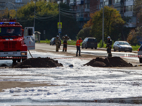 Спасатели ликвидируют разлив нефтепродуктов на улицах Комсомольска