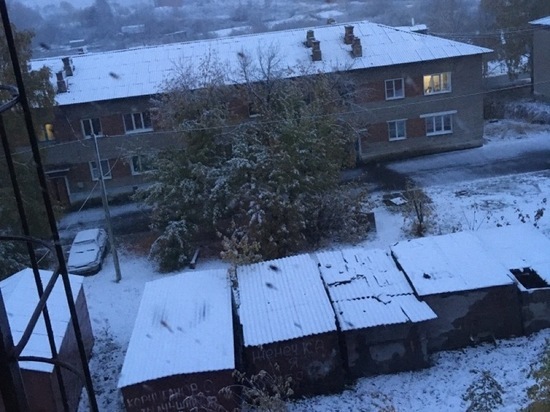 Несколько городов Кузбасса засыпало снегом