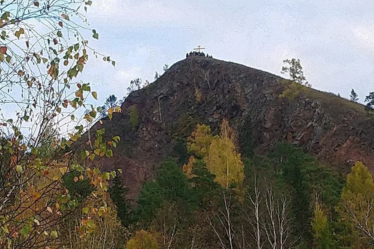 Под красноярском. Гора пирамида Красноярск. Гора в Зыково пирамида Красноярск. Гора в Петряшино Красноярск. Пирамида в Зыково Красноярск.