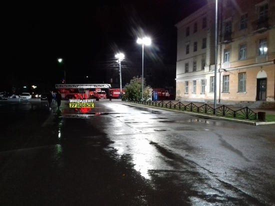 В Рубцовске загорелось бывшее здание городского суда