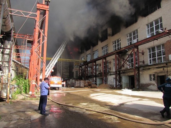Здание сгоревшего корпуса фабрики "Шарм" начали сновсить