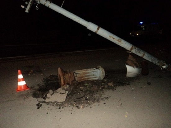 Пьяный водитель забодал фонарный столб в Архангельске