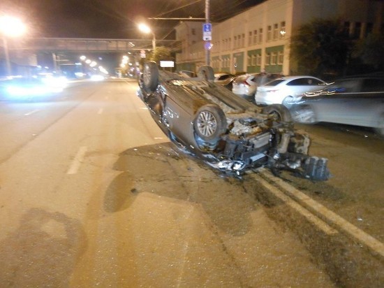 В Ижевске водитель сбил на переходе пешехода и врезался в светофор и две легковушки
