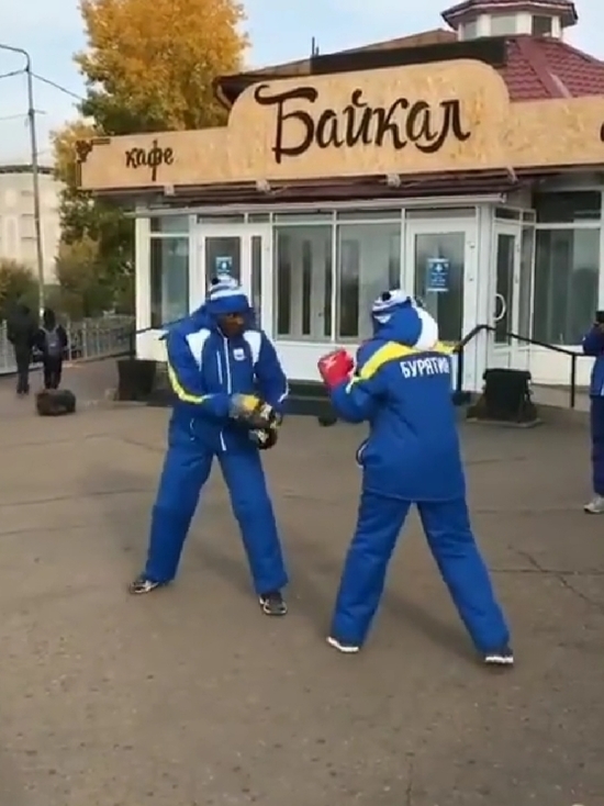 Боксаны из Бурунди тренируются на улице в форме сборной Бурятии