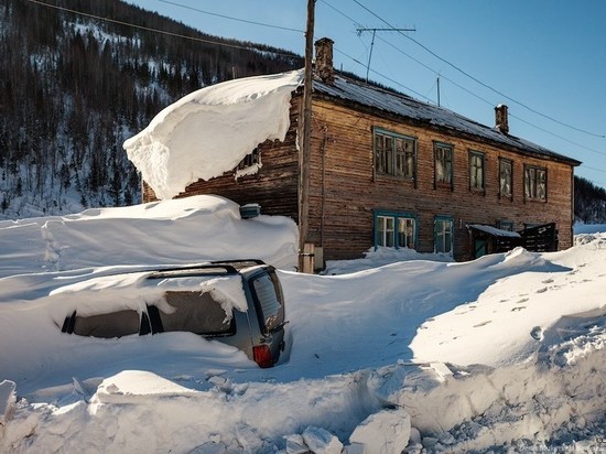 Поселок Приисковый в Хакасии засыпало снегом