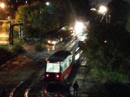 В Бийске на трамвайных путях погиб мужчина