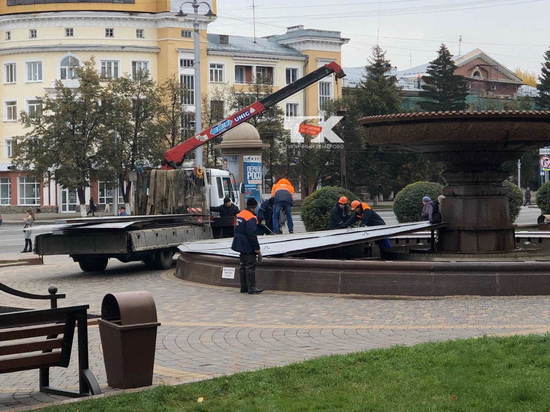 Фонтан у драмтеатра в Кемерове начали готовить к зиме
